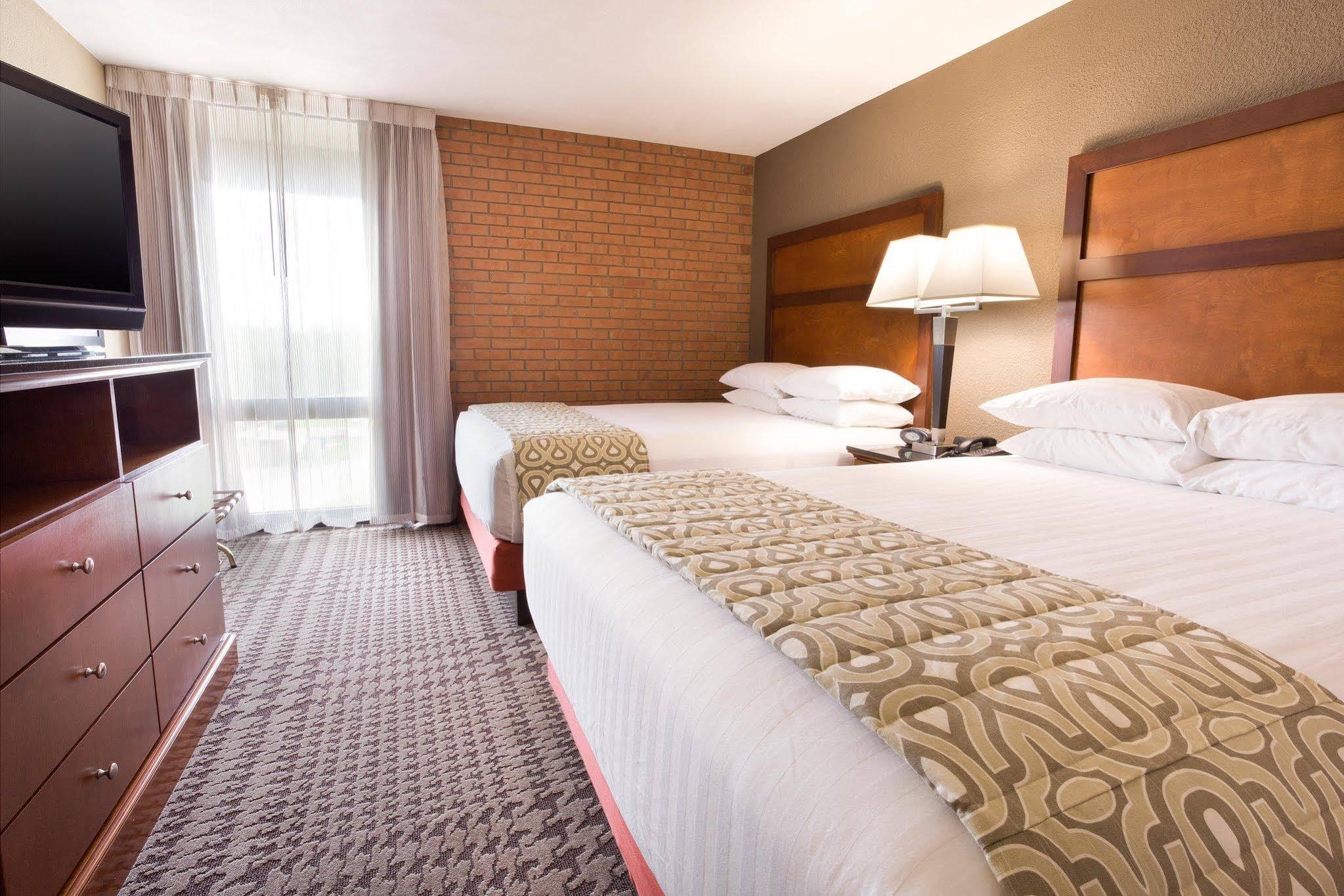 Drury Inn & Suites Jackson Mo Bagian luar foto